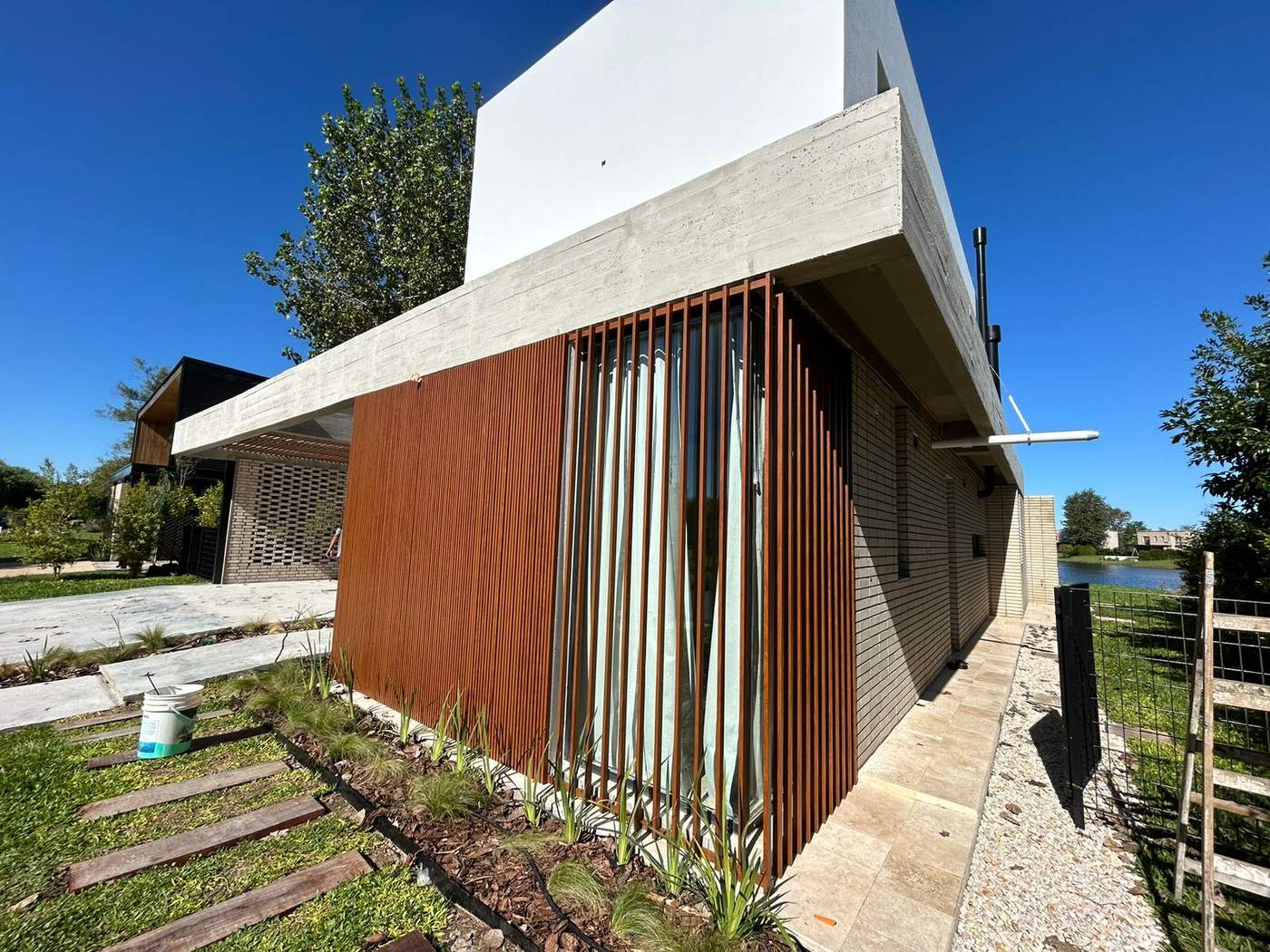 Fachada casa SAMAC vista laguna