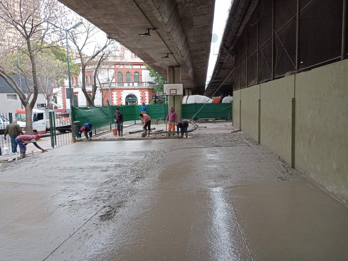 Equipo SAMAC terminando losa de hormigón bajo cubierta