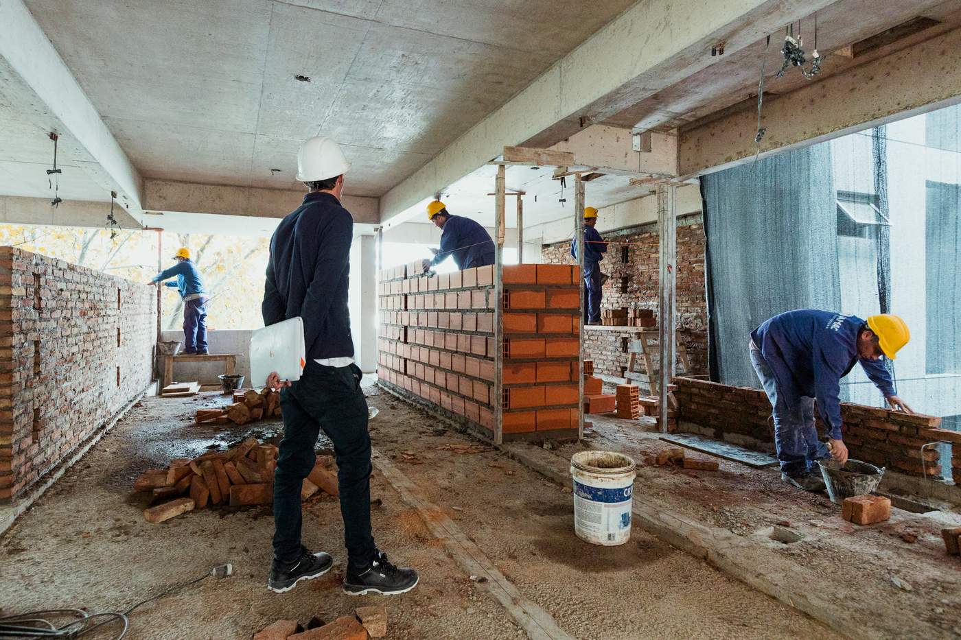 Equipo SAMAC supervisando obra para arquitectos