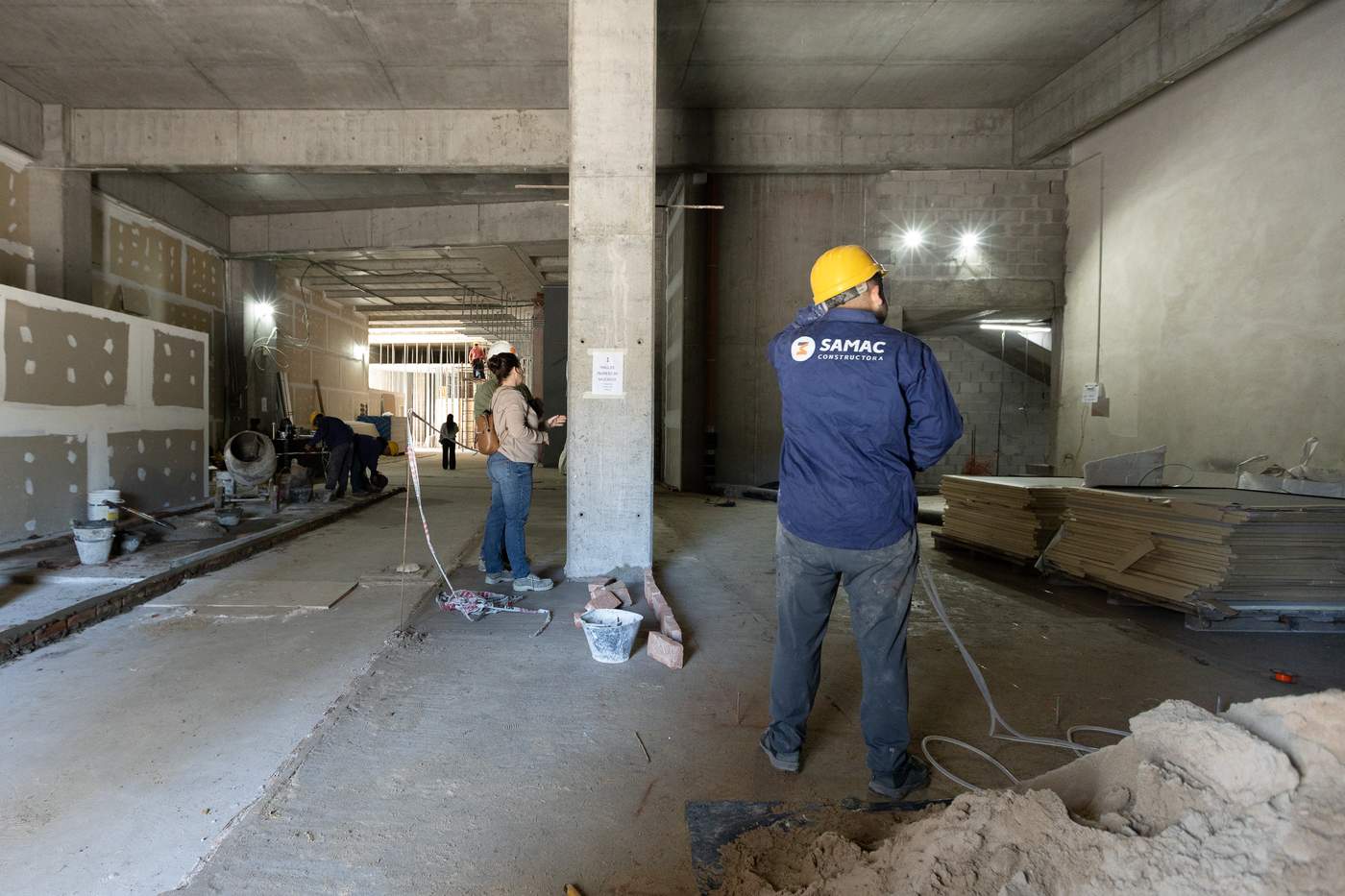 Equipo SAMAC en obra comercial