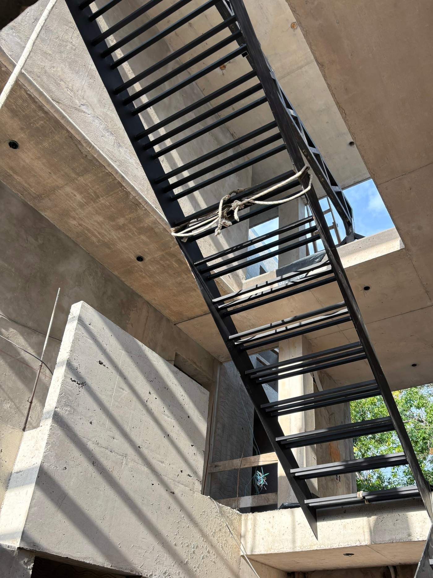 Obra SAMAC - escalera metálica en construcción